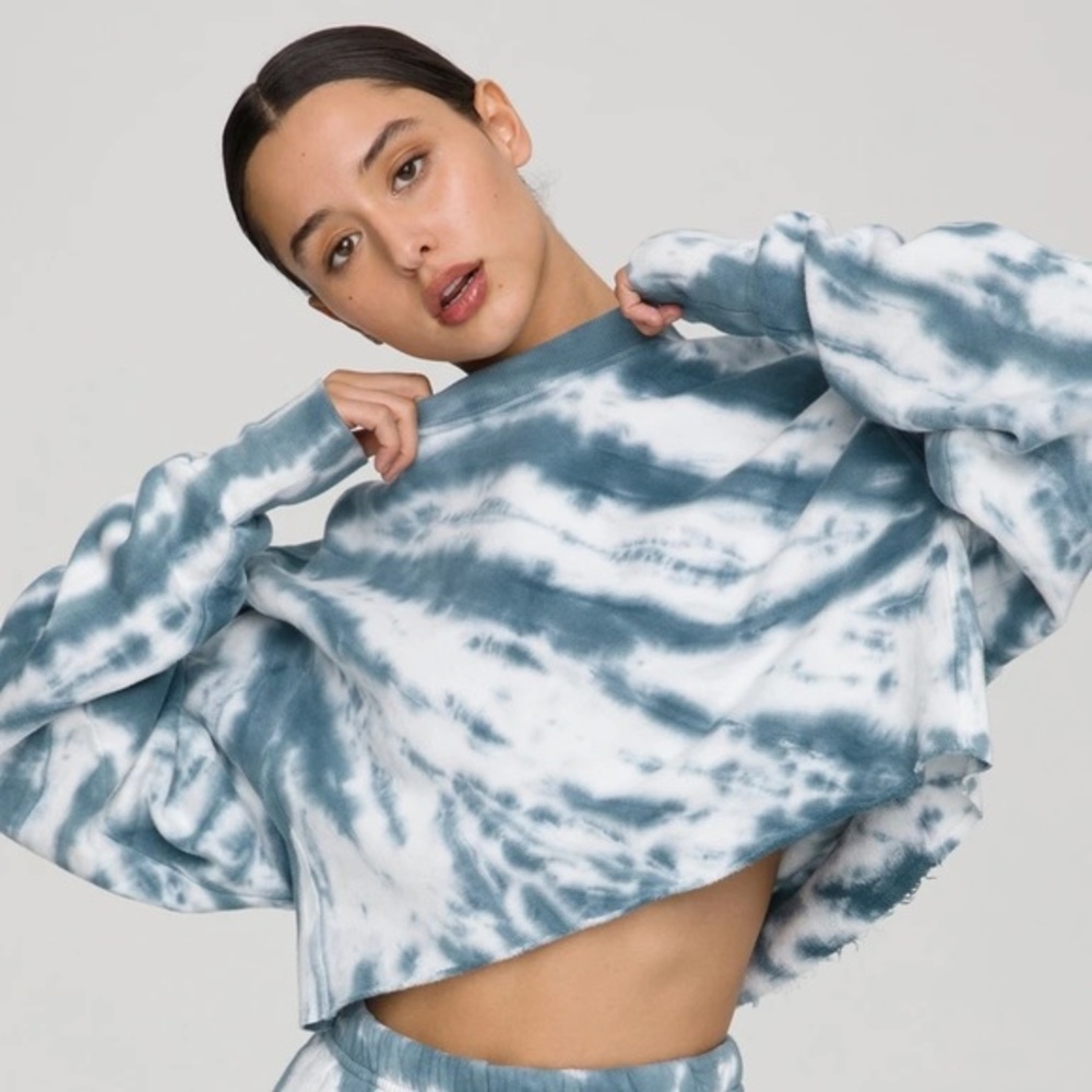 🆕 NWOT Good American Cropped & Cool Tie Dye Sweatshirt Orion Blue Medium